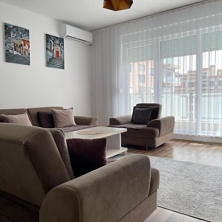 Entire Apartment - Near The Center พริสตีนา ภายนอก รูปภาพ