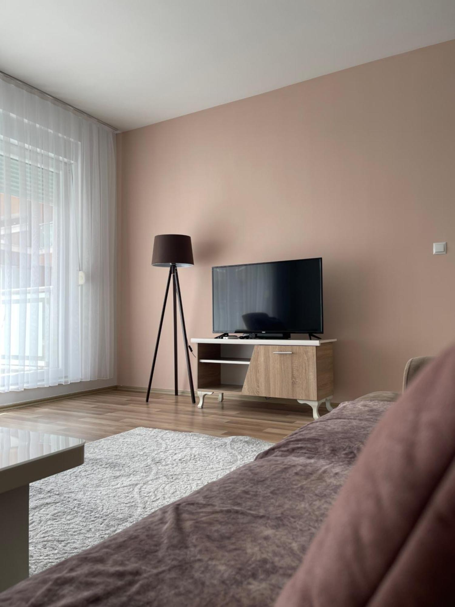 Entire Apartment - Near The Center พริสตีนา ภายนอก รูปภาพ
