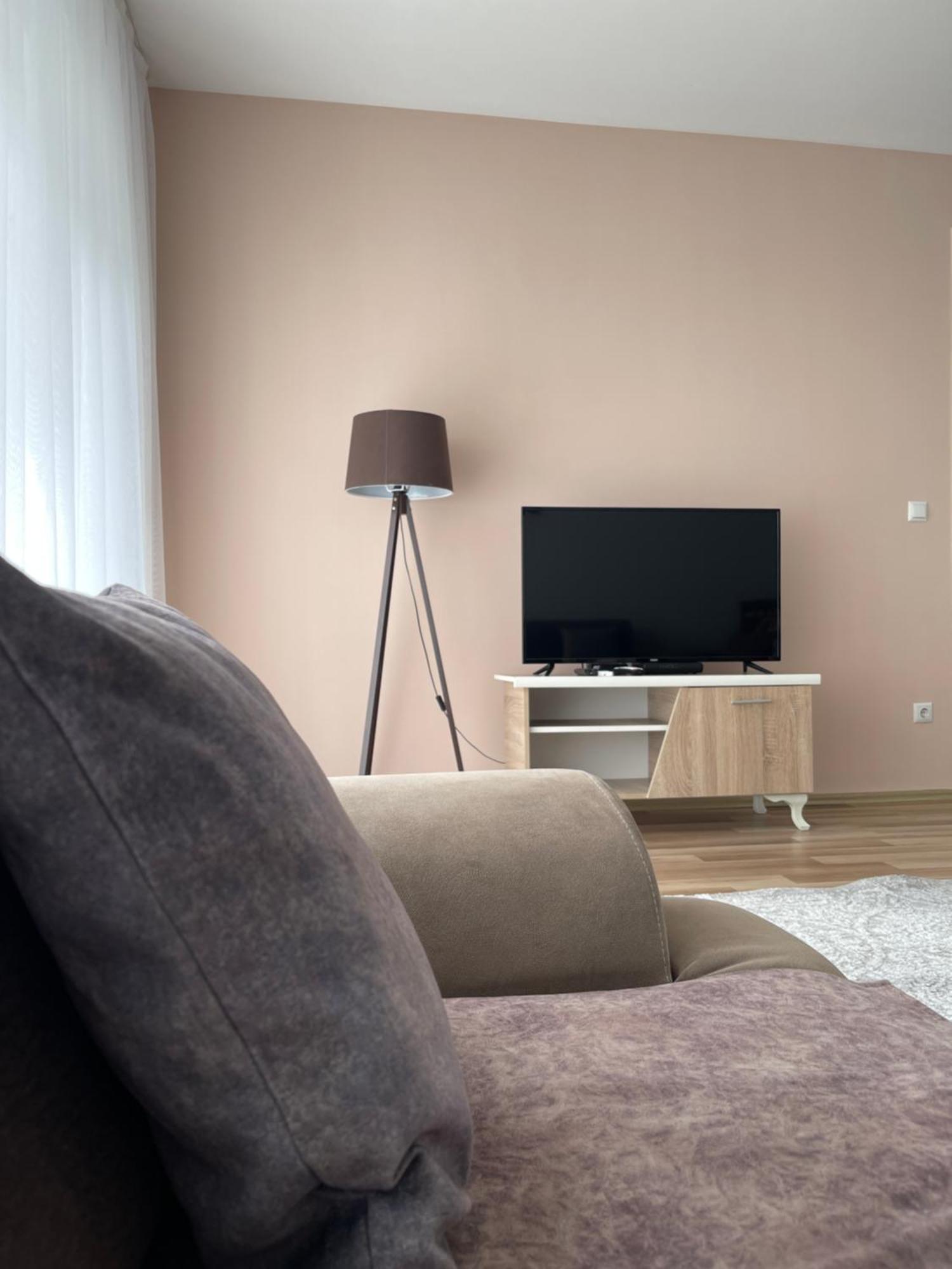 Entire Apartment - Near The Center พริสตีนา ภายนอก รูปภาพ