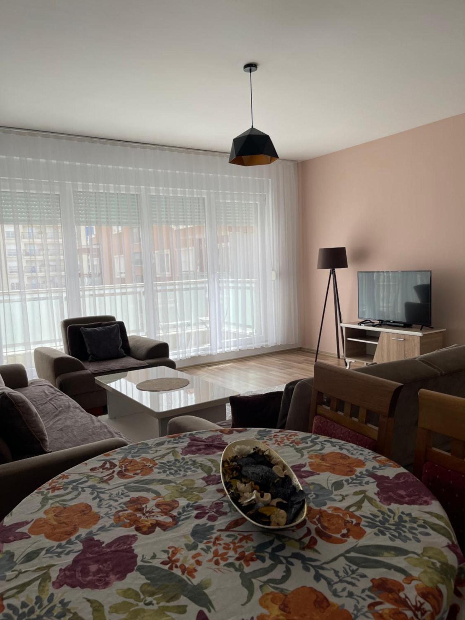 Entire Apartment - Near The Center พริสตีนา ภายนอก รูปภาพ