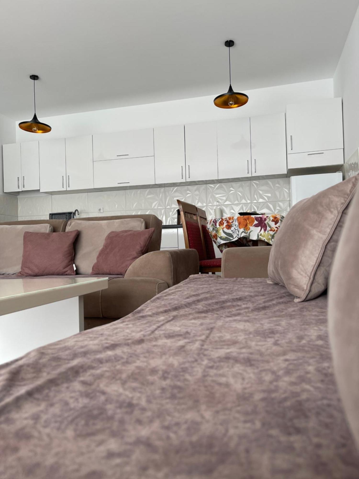 Entire Apartment - Near The Center พริสตีนา ภายนอก รูปภาพ