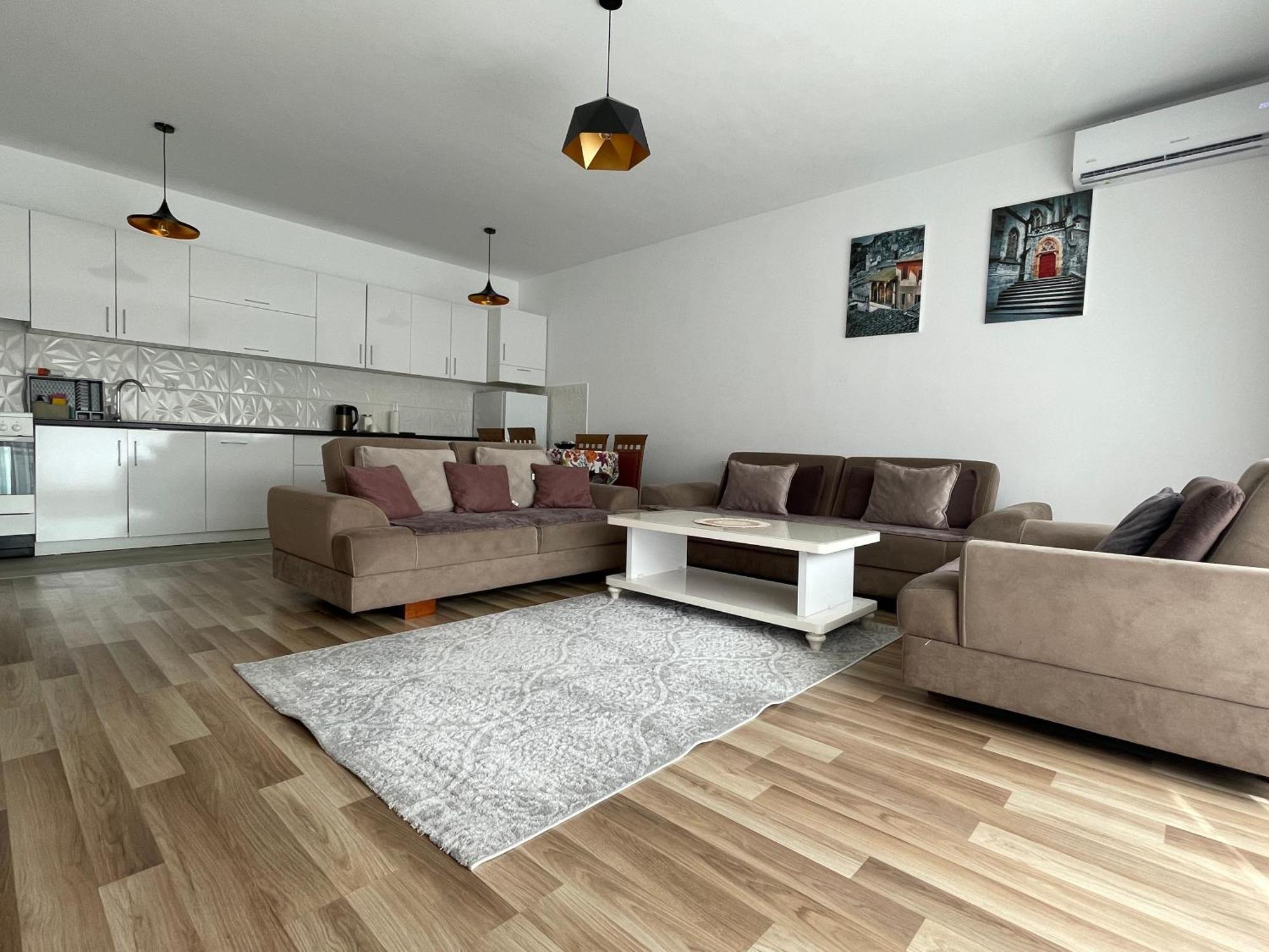 Entire Apartment - Near The Center พริสตีนา ภายนอก รูปภาพ
