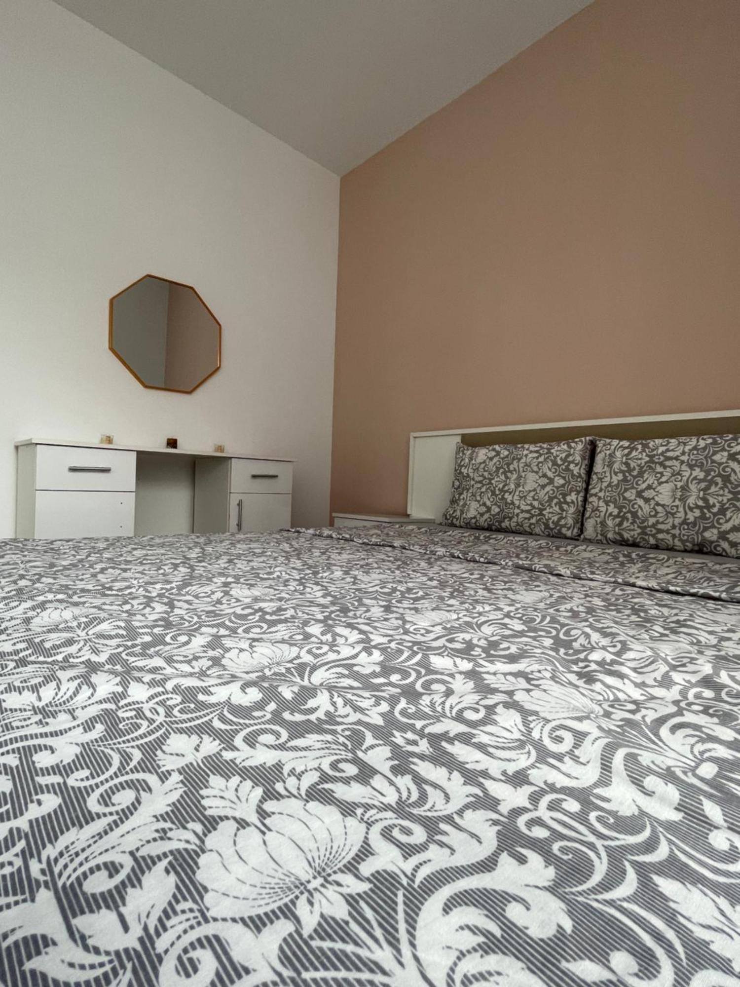 Entire Apartment - Near The Center พริสตีนา ภายนอก รูปภาพ